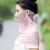 夏の薄手の車で自転車に乗るショルダーレース女性の耳掛けマスクマフラーが顔のピンクをカバーします。